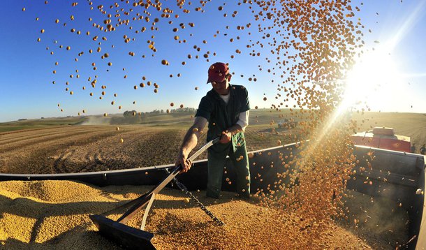 A Secretaria da Agricultura e do Abastecimento estima que a safra de grãos do verão 2016-2017 (setembro-março) alcance 23 milhões de toneladas no Paraná; o número divulgado nesta quinta-feira (1º) é referente à pesquisa realizada pelo Departamento de Economia Rural (Deral); caso o volume seja confirmado, a quantidade de grãos representará um aumento de 14% no comparativo com a safra 2015-2016, quando foram colhidas 20,2 milhões de toneladas