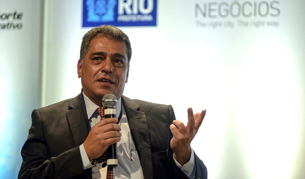 O socorro financeiro de R$ 2,9 bilhões prometido pelo governo federal para o Rio de Janeiro está mais perto de ser liberado; o TCU deu sinal verde para União; o presidente em exercício, Michel Temer, assinou a medida provisória para liberar o dinheiro; a medida provisória 736 diz: “auxílio financeiro ao estado do Rio de Janeiro para segurança pública para realização dos Jogos Olímpicos e Paralímpicos Rio 2016;  secretário Estadual de Fazenda, Júlio Bueno, disse, no entanto, que a destinação que será dada aos recursos do governo federal "ainda é uma incógnita" e pode ser usada na Linha 4 do metrô