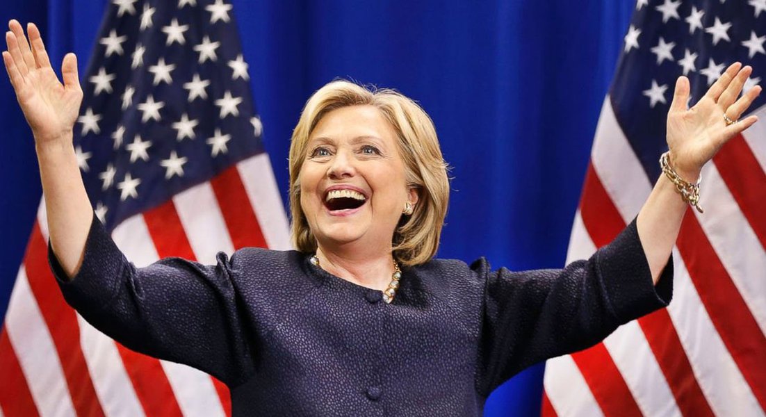 Após uma semana desastrosa para o candidato republicano à Presidência dos Estados Unidos, Donald Trump, a candidata democrata manteve sua já considerável vantagem para ganhar a votação no Colégio Eleitoral e substituir Barack Obama na Casa Branca, mostrou neste sábado (15)  uma pesquisa Reuters/Ipsos; se a eleição fosse nesta semana, ela teria mais de 95 por cento de chance de obter os 270 votos necessários no Colégio Eleitoral