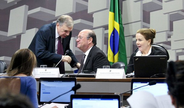 Durante audiência na Comissão de Assuntos Econômicos do Senado nesta terça-feira, 4, senadores da oposição criticaram o presidente do Banco Central, Ilan Goldfajn, pela falta de argumentos sólidos para a manutenção da taxa de juros em 14,25%; presidente da CAE, Gleisi Hoffmann (PT-PR), condenou a postura do Banco Central de condicionar a redução dos juros à aprovação, pelo Congresso, das medidas de redução dos gastos e a reforma da Previdência; "Parece que há uma ameaça ao Parlamento brasileiro; ou aprovamos as medidas de ajuste fiscal enviadas pelo governo, ou teremos que conviver com juros altos por diversos anos", afirmou 