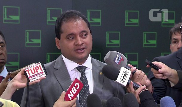 Deputado federal Weverton Rocha (MA) reforçou que "o PDT será oposição ao governo de Michel Temer, pois não vamos compactuar com esse governo, que para o nosso partido, é ilegítimo"; "Mas nossa oposição será responsável. Não vamos ser contra propostas que vão beneficiar o país. Como o PDT tem projeto próprio em 2018, vamos tentar protagonizar uma frente de oposição. Temos que ter uma postura diferenciada, para deixar claro que temos caminho próprio"