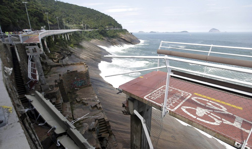 O Ministério Público (MP) denunciou nesta terça (12) 14 pessoas pela queda da ciclovia Tim Maia no dia 21 de abril, quando duas pessoas morreram; o MP denunciou por homicídio culposo integrantes das empresas que construíram a ciclovia ou que deveriam fiscalizar a obra, incluindo funcionários da Geo-Rio, Contemat-Concrejato e Engemold
 