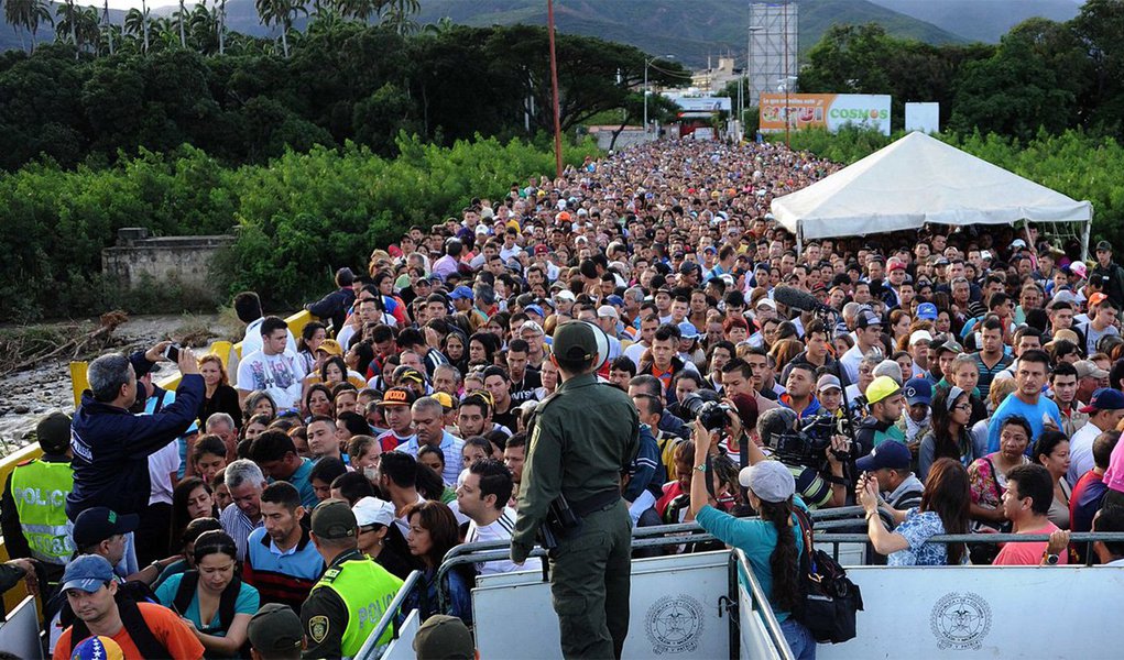 Nos últimos dois fins de semana, dezenas de milhares de venezuelanos cruzaram a fronteira colombiana em busca de alimentos, remédios e outros produtos que estão em escassez em Caracas e outras cidades da Venezuela; "Não se repetirá pela terceira vez aquilo que ocorreu nos dois últimos fins de semana. Devemos trabalhar para que a próxima abertura da fronteira seja definitiva. No próximo fim de semana, não haverá passagem livre", declarou a ministra das Relações Exteriores da Colômbia, María Ángela Holguín