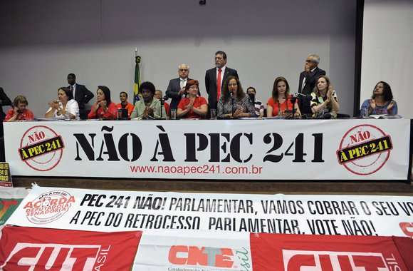 Representantes de movimentos sociais e parlamentares de oposição criticaram nesta quarta-feira 5 a Proposta de Emenda à Constituição (PEC 241/16) que limita os gastos públicos federais por 20 anos; eles participaram de ato na Câmara dos Deputados contra a proposta que, segundo eles, congela o investimento social em políticas públicas importantes para a população