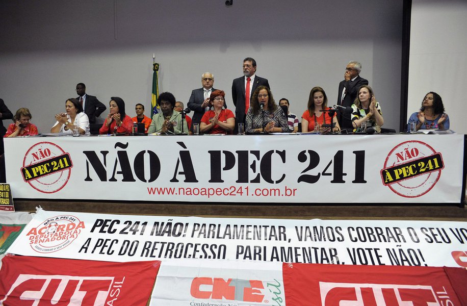 Representantes de movimentos sociais e parlamentares de oposição criticaram nesta quarta-feira 5 a Proposta de Emenda à Constituição (PEC 241/16) que limita os gastos públicos federais por 20 anos; eles participaram de ato na Câmara dos Deputados contra a proposta que, segundo eles, congela o investimento social em políticas públicas importantes para a população