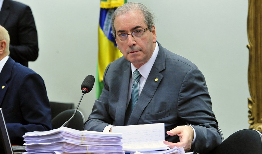 Ex-presidente da Câmara dos Deputados, pediu à Justiça que desbloqueie sua conta-salário, por meio da qual o parlamentar recebe a remuneração de R$ 33,7 mil mensais; defesa de Cunha alega que o deputado e sua família precisam do dinheiro para "verbas alimentares" e "sobrevivência", solicitando o desbloqueio de "todos os valores [...] que advenham de suas atividades funcionais"; Cunha deixará a residência oficial da presidência da Câmara para um apartamento concedido a deputados