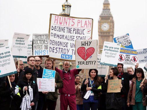 Mais de 2 milhões de pessoas já assinaram petição ao Parlamento para que o Reino Unido celebre um segundo referendo sobre a União Europeia ; na consulta da última quinta-feira (23), 51,9% dos eleitores britânicos escolheram romper os laços entre o Reino Unido e o bloco; o Parlamento afirmou que considerará este pedido para debate, o que se compromete a fazer com todas as iniciativas cidadãs que reúnam mais de 100 mil assinaturas; o referendo teve 72,1% de participação da população