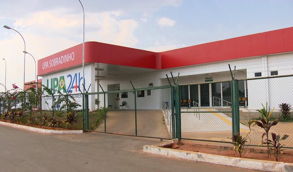 O governo do Distrito Federal informou, por meio da Secretaria de Saúde, que, até 2018, pretende passar dos atuais 30,7% para 62% até 2018, a cobertura das equipes da estratégia da família, com o objetivo de aumentar o número de visitas a comunidades, e estimular moradores a irem aos hospitais tratar de patologias menores; segundo o executivo, estão sendo investidos R$ 138 milhões na atenção primária e R$ 148 milhões para a manutenção das seis UPAs do DF; no modelo tradicional de saúde, o paciente tem a recepção passiva, e fica limitado a ouvir as recomendações do médico; na atenção primária a prioridade é o diálogo entre pacientes e profissionais, ou seja, uma política de prevenção que busca adequar as orientações do médico ao estilo de vida da pessoa