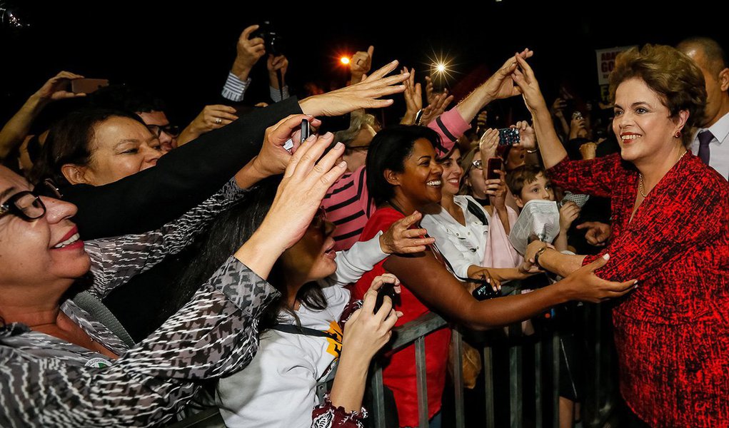 Em seu último evento antes do julgamento final do impeachment no Senado, a presidente Dilma Rousseff fez um discurso de esperança em Brasília na noite desta quarta-feira 24; "Do mesmo jeito que eu lutei contra a ditadura e resisti, e ganhamos, porque implantamos a democracia, dessa mesma maneira nós vamos aprofundar a democracia no Brasil, nós vamos avançar. E para isso só tem um jeito: nós temos que ter esperança", disse durante Ato pela Democracia, organizado pela Frente Brasil Popular; "Defenderei a democracia e interesses do povo, mas sobretudo, construir instrumentos para que nunca mais aconteça o vivemos", declarou; assista