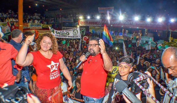 Maricá é a única cidade do Brasil com mais de 100 mil habitantes que instituiu a tarifa zero no transporte coletivo. Os ônibus da prefeitura, conhecidos como "vermelhinhos", cruzam a cidade dia e noite sem cobrar nada de ninguém