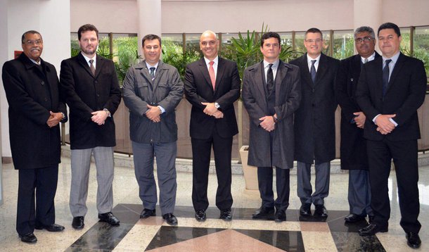 "Michel Temer não vai demitir Alexandre de Moraes porque ele faz, em seu estilo gangsta jacu, o que o governo vive fazendo: mentir e enganar. A favor, por enquanto", escreve o jornalista Kiko Nogueira; ele diz que o vídeo do ministro da Justiça adiantando operação da Lava Jato "é de uma desfaçatez que não encontra paralelo na realidade"; "Ex-advogado de Cunha e de uma empresa acusada de ligação com o PCC, Alexandre de Moraes tem licença para matar num país em que tudo é permitido, já que votos não são necessários", afirma