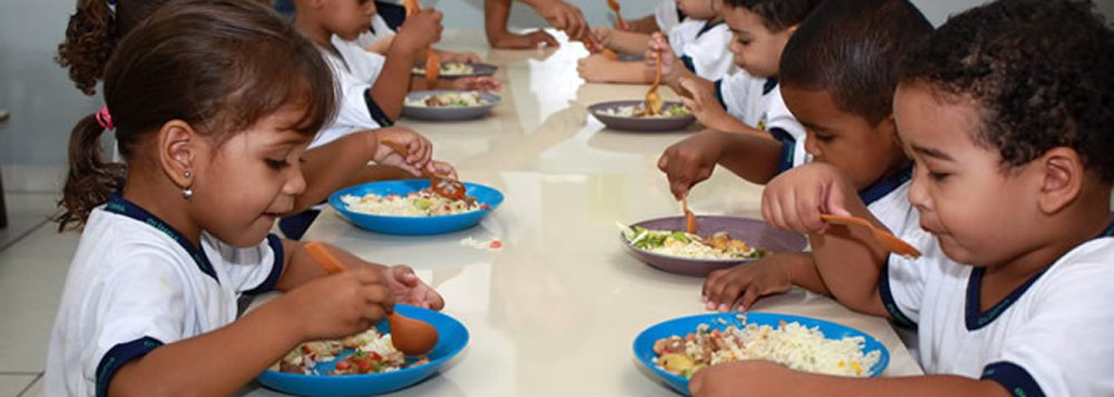 A Secretaria Municipal de Educação do Rio de Janeiro informou, por meio de nota, que a alimentação das unidades escolares é monitorada pelo Instituto de Nutrição Annes Dias (Inad), da Secretaria Municipal de Saúde; uma pesquisa divulgada pela ONGl internacional Greenpeace mostrou que alimentos fornecidos a escolas municipais cariocas podem conter vários agrotóxicos; para fazer a pesquisa, o Greenpeace comprou 40 quilos de alimentos de um dos seis fornecedores de merenda escolar da prefeitura do Rio; a ONG dividiu os 40 quilos em 20 amostras de dois quilos cada uma e as enviou para um laboratório público de São Paulo