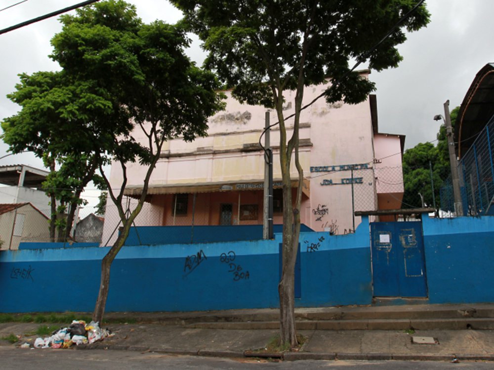 Quatro homens armados invadiram a Escola Municipal João Kopke, na Piedade, zona norte do Rio de Janeiro; depois de renderem alunos e funcionários, eles fugiram levando os pertences das vítimas e dois veículos de funcionários; uma professora chegou a ser agredida com chutes e pontapés, mas passa bem; quatro viaturas do 3° Batalhão de Polícia Militar (BPM), do Méier, foram acionadas; uma testemunha confirmou aos policiais que quatro suspeitos em um carro renderam alunos no portão da escola, depois entraram e assaltaram as pessoas, levando também os dois carros