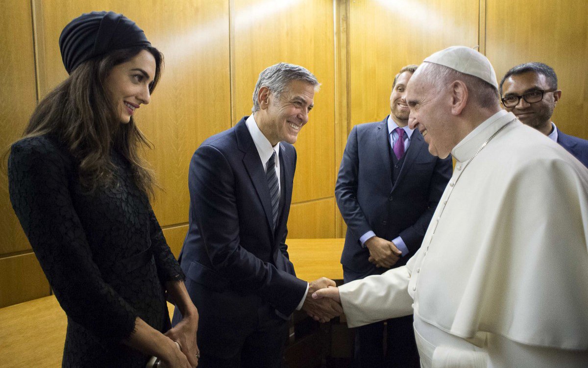 Atores norte-americanos e a atriz mexicana receberam medalhas do papa Francisco em um evento no Vaticano, no domingo, para motivar o trabalho da Scholas Ocurrentes, uma organização promovida pelo pontífice