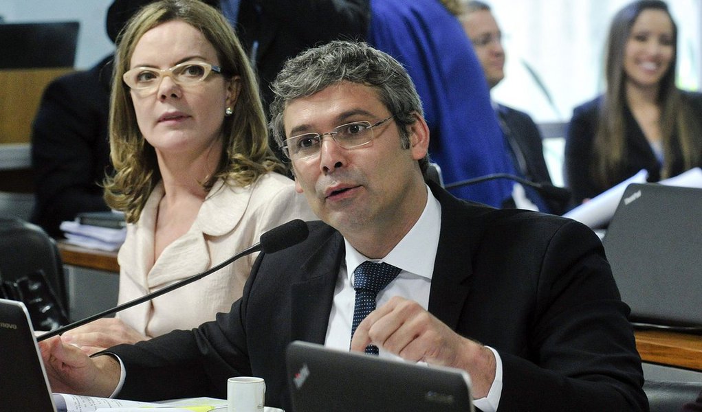 Senador Lindbergh Farias (PT-RJ) justificou a ausência da presidente eleita Dilma Rousseff na  reunião da Comissão Processante do Impeachment no Senado ao afirmar que a sua ida ao colegiado seria inútil, uma vez não estão sendo discutidos os critérios jurídicos do processo, apenas os aspectos políticos;  "Isso aqui é um jogo de cartas marcadas. Pra que trazer a presidente aqui?", questionou