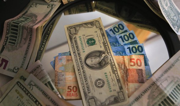 Dados do Banco Central apontam que o fluxo cambial, saldo de entrada e saída de moeda estrangeira do país, ficou negativo em US$ 3,560 bilhões em junho; Brasil perdeu US$ 5,862 bilhões só na semana passada; até então, o fluxo cambial estava positivo em US$ 1,870 bilhão