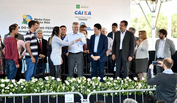 O governador do Distrito Federal, Rodrigo Rollemberg, entregou 2.304 apartamentos foram entregues a famílias no Paranoá Parque; cerca de 9,2 mil pessoas foram beneficiadas com a entrega; essa é a terceira e última leva no residencial; o número de unidades habitacionais entregues desde 2015 chegou a 4.384; em todo o Distrito Federal, do ano passado para cá, foram 9.830 residências