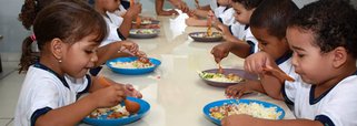 A Secretaria Municipal de Educação do Rio de Janeiro informou, por meio de nota, que a alimentação das unidades escolares é monitorada pelo Instituto de Nutrição Annes Dias (Inad), da Secretaria Municipal de Saúde; uma pesquisa divulgada pela ONGl internacional Greenpeace mostrou que alimentos fornecidos a escolas municipais cariocas podem conter vários agrotóxicos; para fazer a pesquisa, o Greenpeace comprou 40 quilos de alimentos de um dos seis fornecedores de merenda escolar da prefeitura do Rio; a ONG dividiu os 40 quilos em 20 amostras de dois quilos cada uma e as enviou para um laboratório público de São Paulo