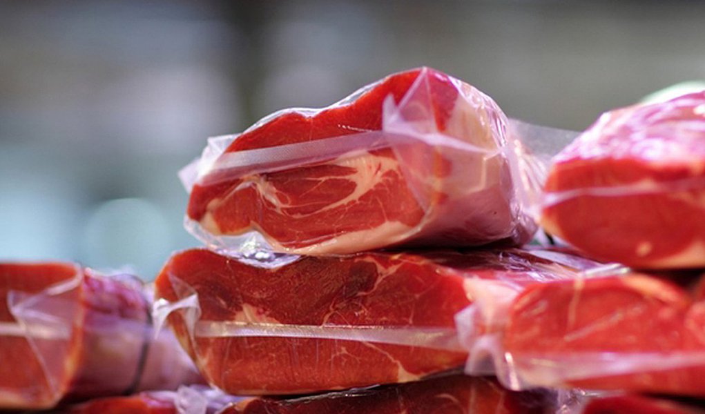 Após uma negociação de 17 anos, os governos do Brasil e dos Estados Unidos formalizam a abertura do mercado norte-americano para a carne bovina in natura brasileira; com expectativa de aumentar em US$ 900 milhões os ganhos com exportações, a previsão é que os primeiros embarques do produto comecem daqui a três meses; ao lado da embaixadora dos Estados Unidos no Brasil, Liliana Ayalde, o presidente interino Michel Temer participa neste momento de uma cerimônia no Palácio do Planalto que marca a troca de cartas entre os dois países