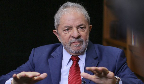 Jornalista Helena Chagas, do site Os Divergentes, escreve que "tanto juízes como procuradores se sentem desencorajados" de determinar a prisão do ex-presidente, principalmente depois da reação da população na condução coercitiva; as pesquisas eleitorais, que mostram Lula à frente, "só confirmam esses receios", afirma; "A estratégia dos acusadores de Lula agora é outra. Querem julgá-lo, condená-lo e torná-lo inelegível antes das eleições de 2018. Se vão conseguir, aí são outros quinhentos", acrescenta