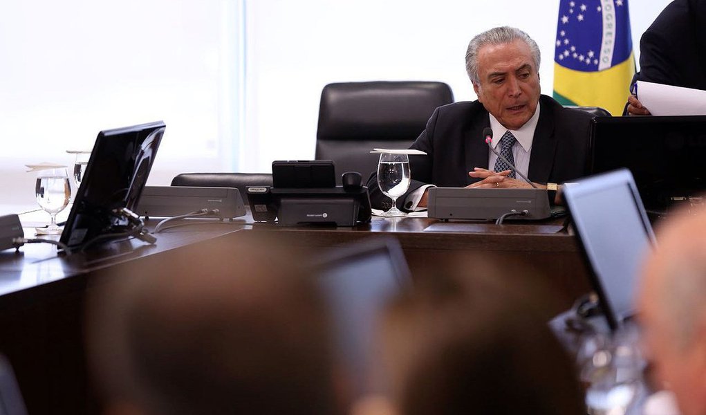 Uma pesquisa Ipsos revelada nesta segunda pelo Estadão mostra que em menos de dois meses a desaprovação de Temer já bate em 70%; “é ainda mais trágico para Temer quando se considera o maciço apoio que a mídia vem lhe dando”, diz Paulo Nogueira do DCM; “Parece claro que o motivo pelo qual Datafolha e Ibope estão recolhidos é que não interessa à imprensa divulgar a imagem desoladora do governo Temer”