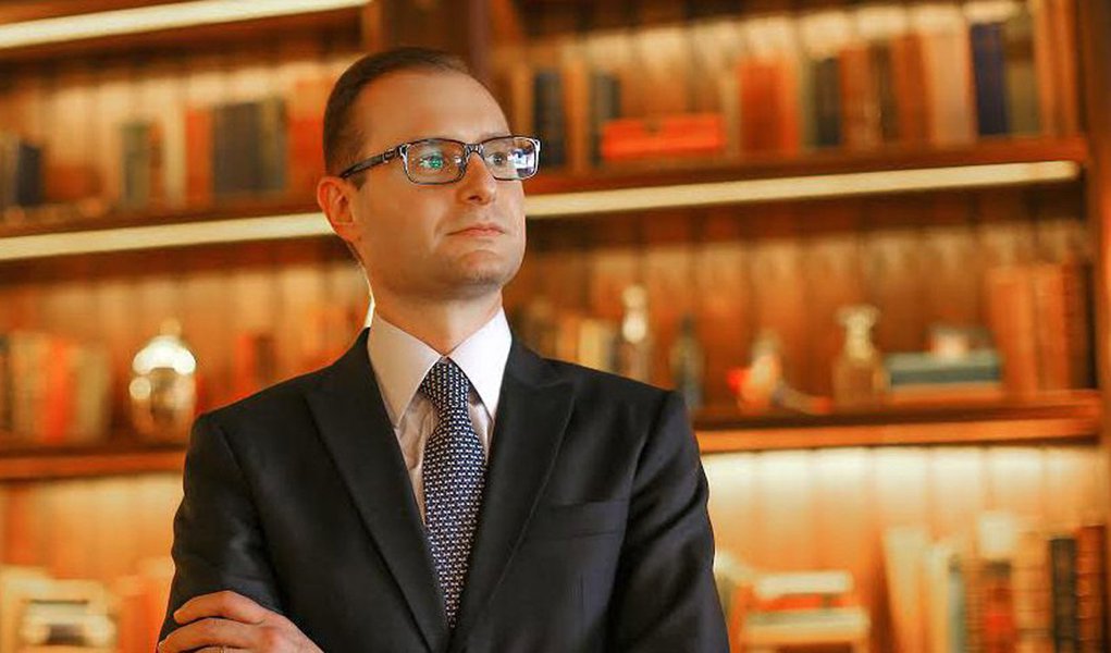 Advogados de defesa do ex-presidente Lula contestaram, por meio de uma carta aberta, a notícia veiculada pelo jornal O Estado de São Paulo afirmando que o veículo de comunicação "publica notícia factualmente errada em relação ao comunicado individual feito pelo ex-Presidente Luiz Inacio Lula da Silva ao Comitê de Direitos Humanos da ONU, em 28/07/2016; segundo os advogados Cristiano Zanin Martins e Valeska Teixeira Zanin Martins, é "inaceitável que um veículo de comunicação deturpe a realidade, abandonando a função social de bem informar a sociedade, em prol de viés próprio na cobertura dos fatos. Não se pode confundir opinião com notícia e muito menos com fato".