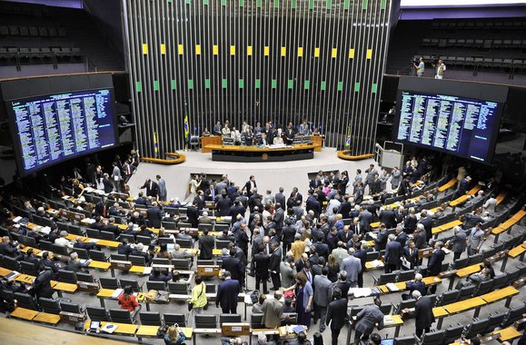 O plenário da Câmara dos Deputados aprovou nesta terça-feira a Medida Provisória (MP) 730/16, que abre crédito extraordinário de R$ 150 milhões em favor da Justiça Eleitoral; aprovação ocorreu após acordo dos líderes partidários para "limpar" a pauta, trancada por várias MPs, um dia após a votação da cassação do mandato do deputado Eduardo Cunha (PMDB-RJ)