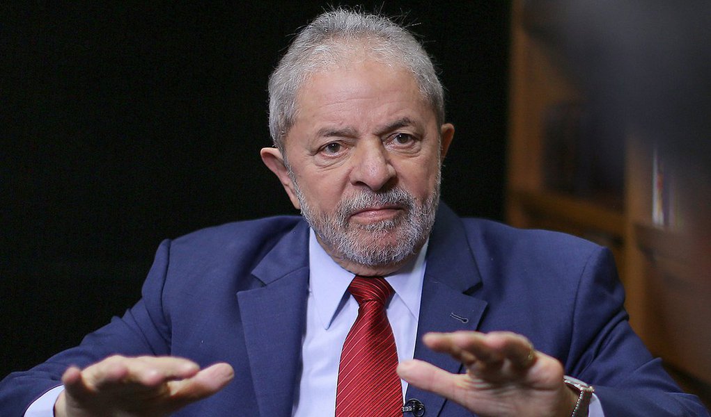 Jornalista Helena Chagas, do site Os Divergentes, escreve que "tanto juízes como procuradores se sentem desencorajados" de determinar a prisão do ex-presidente, principalmente depois da reação da população na condução coercitiva; as pesquisas eleitorais, que mostram Lula à frente, "só confirmam esses receios", afirma; "A estratégia dos acusadores de Lula agora é outra. Querem julgá-lo, condená-lo e torná-lo inelegível antes das eleições de 2018. Se vão conseguir, aí são outros quinhentos", acrescenta