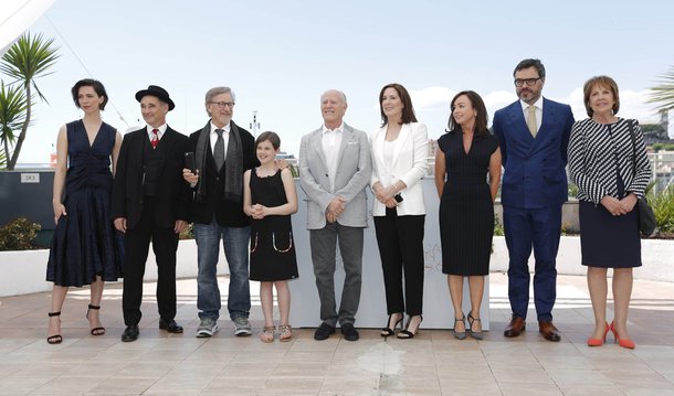 No cinema de Steven Spielberg, o alienígena sempre teve uma função importante: a de materializar as contradições e ansiedades, sendo ou não de outro planeta, como o personagem-título de “E.T.”, que quer voltar para casa; trabalhando com um roteiro de Melissa Mathison Spielberg parece ter feito um filme exatamente como ele queria – o que não é bem um elogio, neste caso; uma intervenção militar com ajuda de Ronald Reagan, por exemplo, não é lá a melhor das ideias para colocar numa fábula; Rylance interpreta (com ajuda de efeitos) o personagem-título, chamado apenas de BGA, encontrado pela órfã Sophie, que, primeiro, teme ser a próxima refeição da criatura, mas depois descobre que ele é amigável e hostilizado pelos seus pares exatamente porque não se alimenta de criancinhas