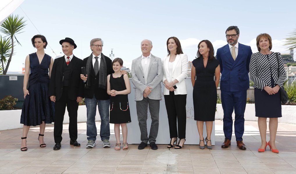 No cinema de Steven Spielberg, o alienígena sempre teve uma função importante: a de materializar as contradições e ansiedades, sendo ou não de outro planeta, como o personagem-título de “E.T.”, que quer voltar para casa; trabalhando com um roteiro de Melissa Mathison Spielberg parece ter feito um filme exatamente como ele queria – o que não é bem um elogio, neste caso; uma intervenção militar com ajuda de Ronald Reagan, por exemplo, não é lá a melhor das ideias para colocar numa fábula; Rylance interpreta (com ajuda de efeitos) o personagem-título, chamado apenas de BGA, encontrado pela órfã Sophie, que, primeiro, teme ser a próxima refeição da criatura, mas depois descobre que ele é amigável e hostilizado pelos seus pares exatamente porque não se alimenta de criancinhas