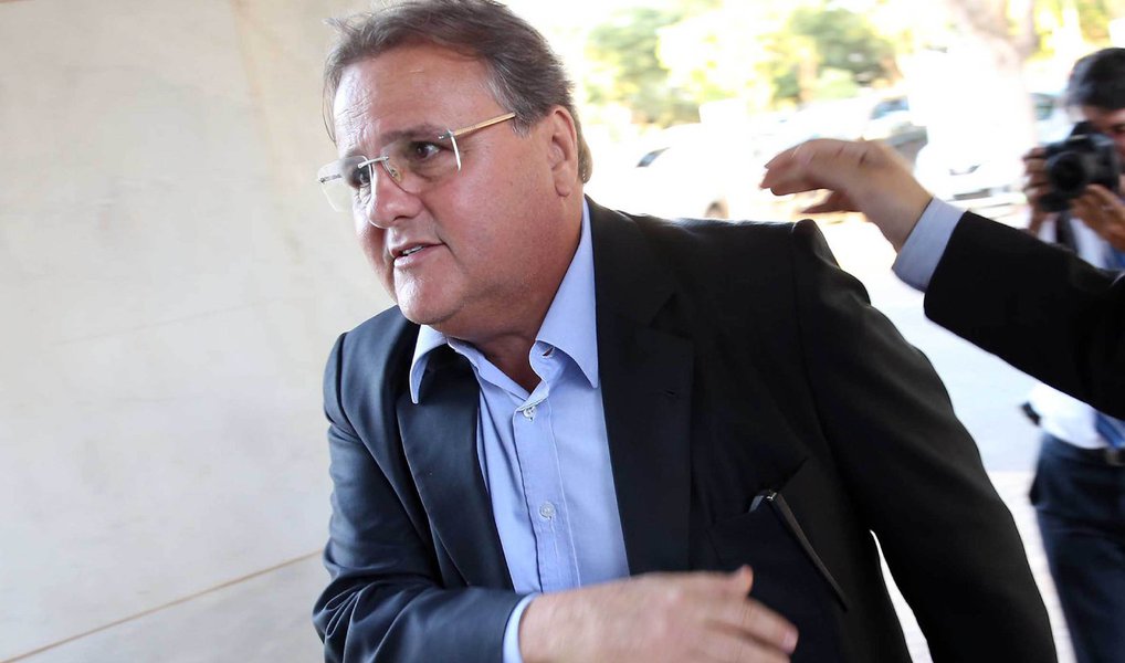 O diretor-adjunto do Diário do Centro do Mundo, Kiko Nogueira, comenta, a iniciativa do governo interino de Michel Temer de extinguir a EBC; segundo ele, "com um mês de vida, já se nota um upgrade na relação entre a Globo e o governo de plantão: ela não é apenas a emissora oficial, mas a dona inconteste da lojinha"; por isso, após o Globo detonar em editorial o “caso exemplar de aparelhamento” da EBC, o  ministro Geddel Vieira Lima, "um troglodita semi-analfabeto que se dedica a xingar a mãe de incautos no Twitter, escreveu na rede social que é preciso acabar com a empresa