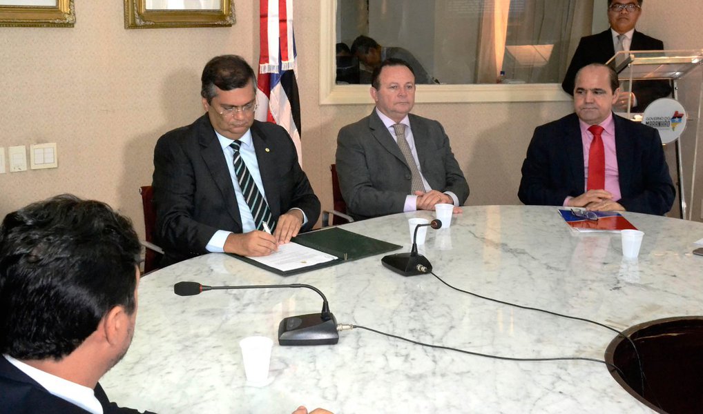 O governo estadual, o TJ-MA e o MP-MA assinaram Convênio de Cooperação Técnica para atuação conjunta no combate aos crimes de sonegação fiscal; “Nós precisamos lançar mão não só desse pilar atinente a contenção de despesas, mas também o incremento de receitas. Essas são as razões econômicas que levam a este convênio”, reiterou Flávio Dino; no que diz respeito à dimensão econômica, Flávio Dino fez uma análise da atual conjuntura nacional – que passa pela maior crise desde 1929 – e citou que estados e municípios passam por dificuldades por conta da queda dos repasses federais; no Maranhão, por exemplo, o prejuízo com a diminuição do Fundo de Participação dos Estados (FPE) será de cerca de R$ 1,3 bilhão