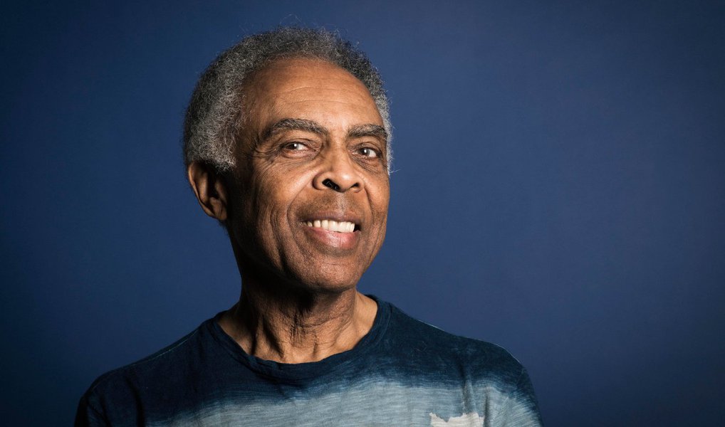 O cantor Gilberto Gil recebeu alta nesta sexta-feira (24), após permanecer sete dias internado para dar continuidade a um tratamento de insuficiência renal, no Hospital Sírio Libanês, em São Paulo; ele deverá embarcar para o Rio ainda nesta noite e "irá passar o aniversário em casa"; Gil completa 74 anos neste domingo (26)