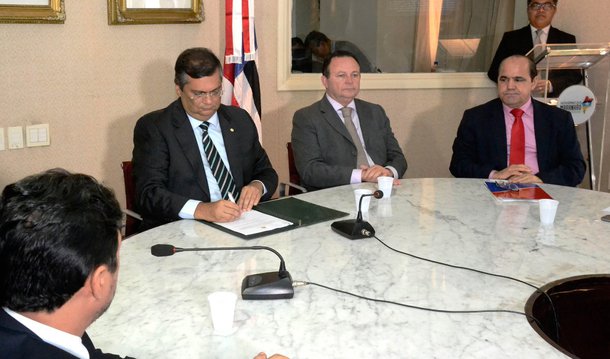 O governo estadual, o TJ-MA e o MP-MA assinaram Convênio de Cooperação Técnica para atuação conjunta no combate aos crimes de sonegação fiscal; “Nós precisamos lançar mão não só desse pilar atinente a contenção de despesas, mas também o incremento de receitas. Essas são as razões econômicas que levam a este convênio”, reiterou Flávio Dino; no que diz respeito à dimensão econômica, Flávio Dino fez uma análise da atual conjuntura nacional – que passa pela maior crise desde 1929 – e citou que estados e municípios passam por dificuldades por conta da queda dos repasses federais; no Maranhão, por exemplo, o prejuízo com a diminuição do Fundo de Participação dos Estados (FPE) será de cerca de R$ 1,3 bilhão