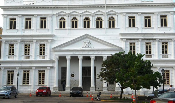 O TJ-MA manteve a decisão da juíza da 1ª Vara da Comarca de Bacabal, Vanessa Lopes, que condenou o ex-prefeito do município, Raimundo Nonato Lisboa, por ato de improbidade administrativa; a decisão suspendeu os direitos políticos do ex-prefeito por três anos, proibiu-o de contratar com o Poder Público pelo mesmo período e condenou Lisboa ao pagamento de multa de dez vezes o valor da remuneração que recebia como prefeito