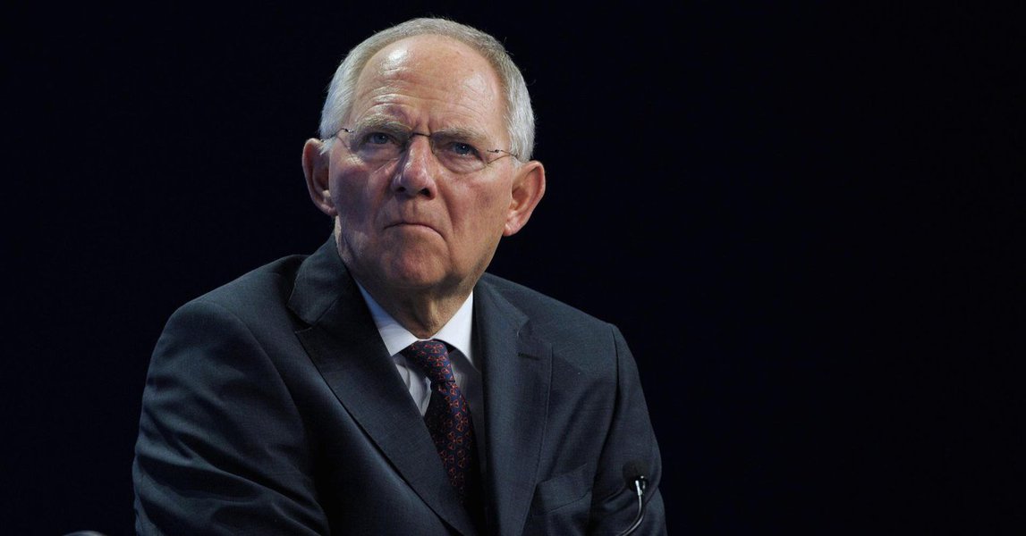 Importantes políticos alemães pediram melhorias nos processos da União Europeia para acelerar decisões e ampliar o apelo do bloco junto aos cidadãos, em declarações feitas apenas uma semana após o Reino Unido votar em referendo pela saída da UE; o ministro das Finanças da Alemanha, Wolfgang Schaeuble, disse que é urgente que os membros da UE sejam mais pragmáticos e levem em conta uma visão "intergovernamental" para resolver problemas