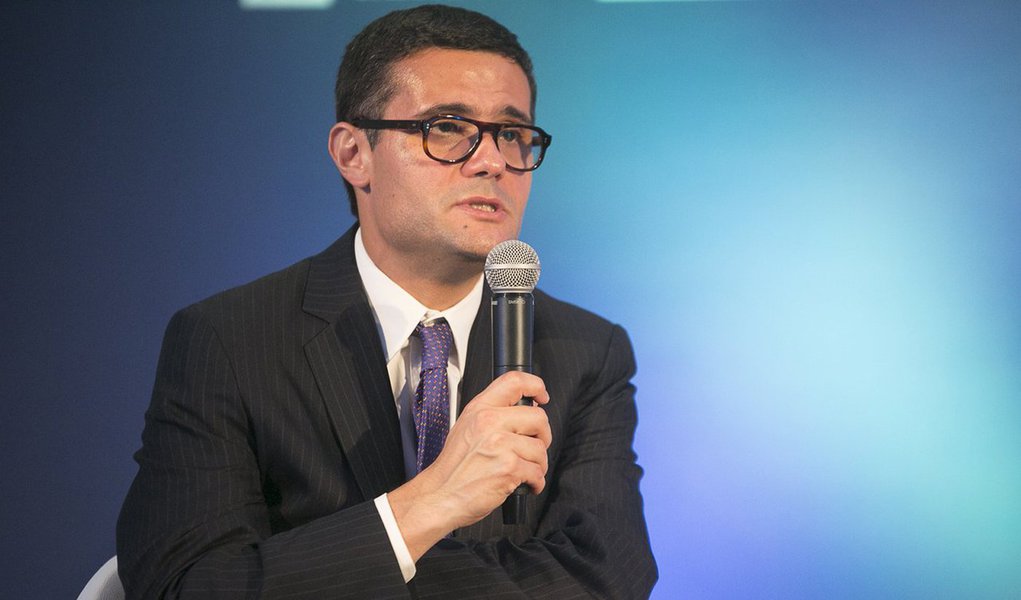 Presidente do Itaú Unibanco anunciou o nome de Mário Magalhães Carvalho Mesquita como o novo economista-chefe da instituição; ele vai assumir o lugar deixado por Ilan Goldfajn, titular do Banco Central, e irá liderar a área de Pesquisa Macroeconômica do banco, que hoje conta com 36 pessoas, sendo 24 economistas; "Mário é um profissional de sólida formação e ampla experiência no mercado financeiro. Reúne as competências e a experiência necessárias para dar sequência ao trabalho que vem sendo desenvolvido nessa área dentro do banco", disse Roberto Setubal, presidente do Itaú Unibanco Holding