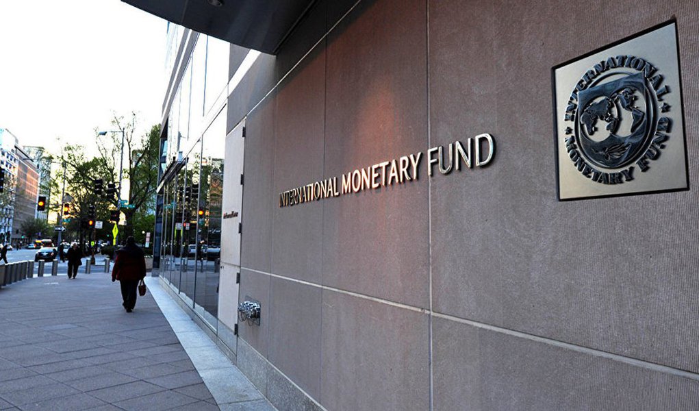 Fundo Monetário Internacional (FMI) dmanteve as estimativas para a atividade econômica do Brasil neste ano e no próximo, e destacou que o país parece próximo de virar o jogo conforme perdem força os efeitos de choques passados; segundo a instituição, Produto Interno Bruto (PIB) brasileiro irá contrair 3,3% em 2016 e crescer 0,5% em 2017; FMI também defendeu a PEC que limta os gastos público e o ajuste fiscal proposto pelo governo Michel Temer; "Adotar a proposta de regra de gastos e apresentar uma estrutura de consolidação fiscal coerente de médio prazo enviará um forte sinal de compromisso", pontuou o FMI.