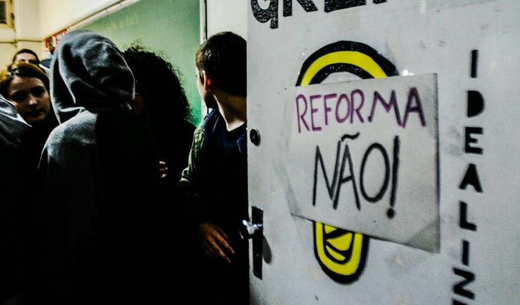 Estudantes contrários à reforma do ensino médio do governo Temer e contra a PEC 241, que congela os gastos na educação, já ocupam 200 escolas no Paraná e três campus da Universidade Estadual do Oeste do Estado; secretaria de Educação do Paraná (Seed) tenta reverter as ocupações no judiciário através de pedidos de reintegração de posse; no entanto, primeira decisão foi favorável aos estudantes; o governador Beto Richa (PSDB) disse que o PT e a CUT estavam usando os estudantes, no que foi duramente rechaçado