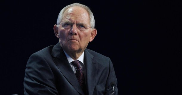 Importantes políticos alemães pediram melhorias nos processos da União Europeia para acelerar decisões e ampliar o apelo do bloco junto aos cidadãos, em declarações feitas apenas uma semana após o Reino Unido votar em referendo pela saída da UE; o ministro das Finanças da Alemanha, Wolfgang Schaeuble, disse que é urgente que os membros da UE sejam mais pragmáticos e levem em conta uma visão "intergovernamental" para resolver problemas