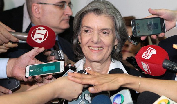 Presidente do Supremo Tribunal Federal (STF), Cármen Lúcia, disse nesta quinta-feira que o "cala boca já morreu", referindo-se ao direito da imprensa de repassar informações aos cidadãos; a afirmação foi feita em resposta a uma jornalista a respeito das restrições que às vezes são impostas sob o argumento de necessidade de sigilo; ela disse que, no âmbito do STF, a Corte dará cumprimento ao exercício de uma imprensa livre e "não como poder, mas como uma exigência constitucional"; "Não há democracia sem uma imprensa livre", afirmou