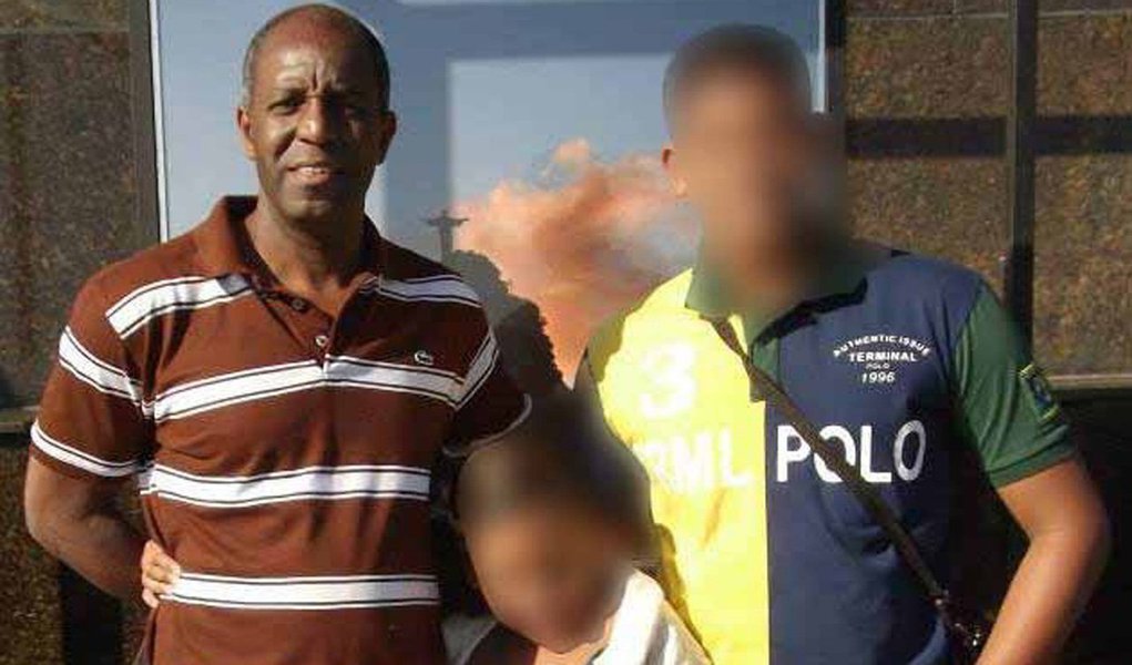 O tenente da Polícia Militar Denilson Theodoro de Souza, 49, estava na Rua Sargento Antônio Ernesto, na Pavuna, zona norte da cidade, quando ladrões tentaram roubar seu carro; militar trabalhava na segurança do prefeito Eduardo Paes e estava de folga; assessoria de imprensa da PM informou que o tenente estava acompanhado do cunhado e que conseguiu pedir socorro a uma viatura do Batalhão de Policiamento em Vias Especiais (BPVE); Denilson era casado e deixa dois filhos, um menino de 16 anos e uma menina de 9 anos (foto)