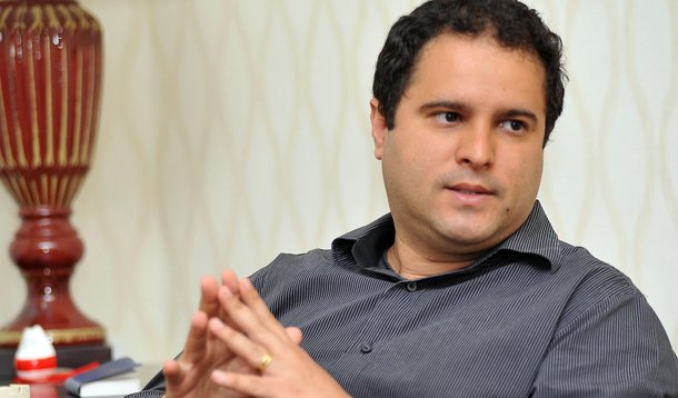 Uma pesquisa do Instituto DataM apontou o prefeito de São Luís e candidato a reeleição, Edivaldo Holanda Jr. (PDT), na liderança, com 25,7% das intenções de voto, seguido de Eliziane Gama (PPS) 19%; em terceiro lugar está Wellington do Curso (PP) 12,8%; Bira do Pindaré (PSB) aparece na quinta posição, com 7,5%, Rose Sales (PMB) na sexta, com 3%, e Fábio Câmara (PMDB) na sétima colocação, com 2,7%