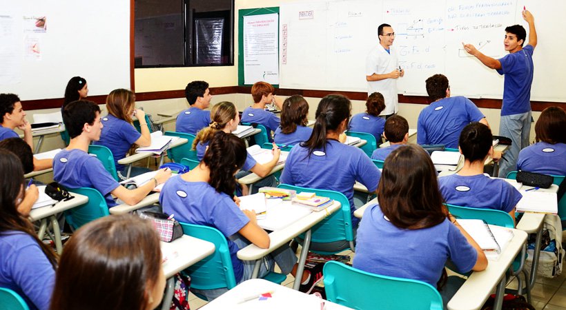 Em um contexto de ajuste fiscal e com estados na iminência de declarar falência, quais as garantias de que questões orçamentárias não influenciarão as secretarias de educação na escolha dos itinerários formativos? Como os estados mais pobres optarão pelo ensino em tempo integral, que é mais caro que o meio turno convencional?