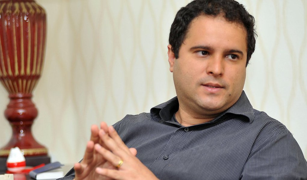 Uma pesquisa do Instituto DataM apontou o prefeito de São Luís e candidato a reeleição, Edivaldo Holanda Jr. (PDT), na liderança, com 25,7% das intenções de voto, seguido de Eliziane Gama (PPS) 19%; em terceiro lugar está Wellington do Curso (PP) 12,8%; Bira do Pindaré (PSB) aparece na quinta posição, com 7,5%, Rose Sales (PMB) na sexta, com 3%, e Fábio Câmara (PMDB) na sétima colocação, com 2,7%