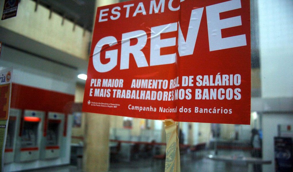 Com a greve dos bancários por tempo indeterminado, a partir desta terça-feira (6), consumidores devem procurar meios alternativos para pagar suas contas; quem tem conta para pagar e não dispõe de cartão para uso do caixa eletrônico, pode recorrer às agências lotéricas e até lojas de departamentos que aceitam a quitação de diversas contas; segundo a Proteste Associação de Consumidores, a greve não pode ser motivo para protelar pagament