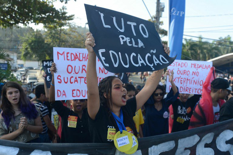 O jornal O Globo tentou nos enganar. As soluções são outras. A educação pública gratuita é uma conquista democrática da qual jamais abriremos mão e é imprescindível para o desenvolvimento econômico, social e humano do Brasil