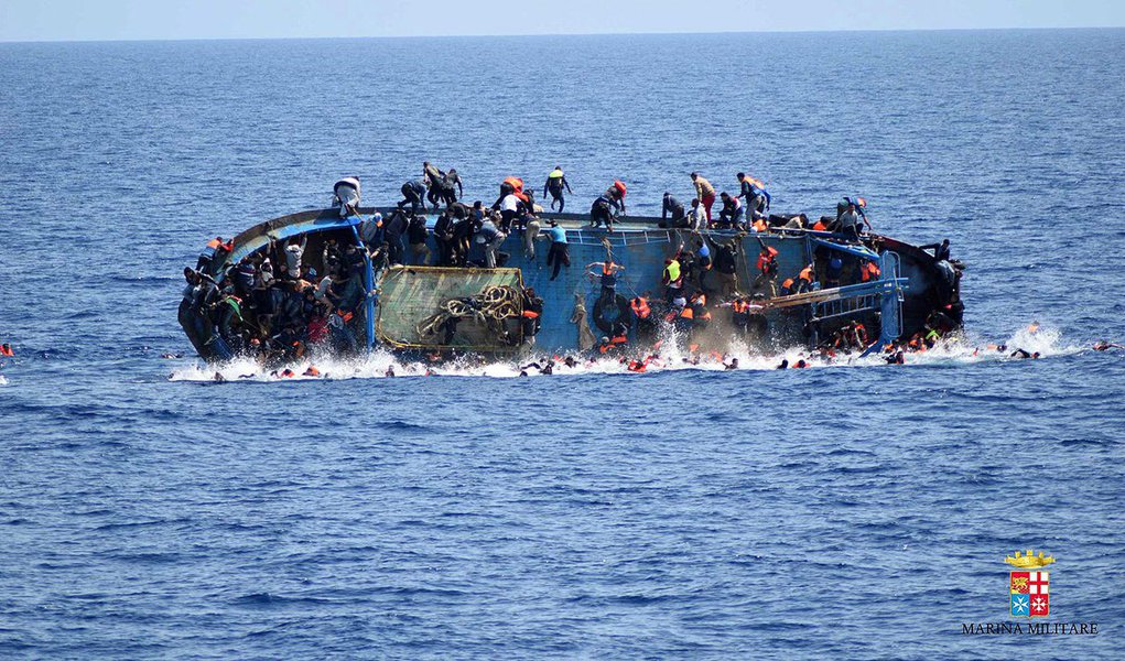 Centenas de imigrantes foram resgatados de um navio que naufragou no sul do Mediterrâneo perto da ilha grega de Creta; segundo a guarda-costeira da Grécia, 302 pessoas foram resgatadas e três corpos também foram recuperados