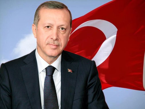No curso da tentativa de derrubada do presidente turco Tayyip Erdogan, os rebeldes que pilotavam dois aviões F-16 chegaram a ter o avião de Erdogan em sua alça de mira. Mas nenhum disparo foi efetuado; o presidente turco voltava para Istambul depois de passar o feriado em um resort em Marmaris, na costa turca, quando militares lançaram a tentativa de golpe na sexta-feira à noite, fechando uma ponte sobre o Estreito de Bósforo, tentando capturar o principal aeroporto de Istambul e enviando tanques ao Parlamento em Ancara