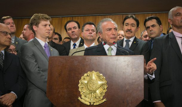 Em dois meses, Michel Temer editou 16 medidas provisórias, entre outros pontos, para redução dos ministérios, para criar gastos extras, para tentar incentivar as concessões, para alteração nas regras de financiamento estudantil (retirada de subsídio aos bancos) e até em um recuo: a recriação do Ministério da Cultura; saldo o projeta como o presidente da República que mais adotou a medida no início de uma gestão desde Fernando Collor (1990), que sofreu impeachment; um auxiliar presidencial teria dito que o número de MPs foi motivado pela urgência de Temer de mostrar que trabalha para retirar o país da crise e retomar a confiança